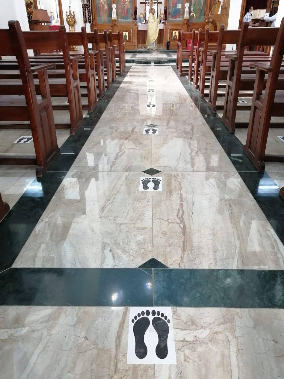 الامن العام يساهم في تنظيم وتسهيل وصول المصلين من الاخوة المسيحيين للكنائس .. صور