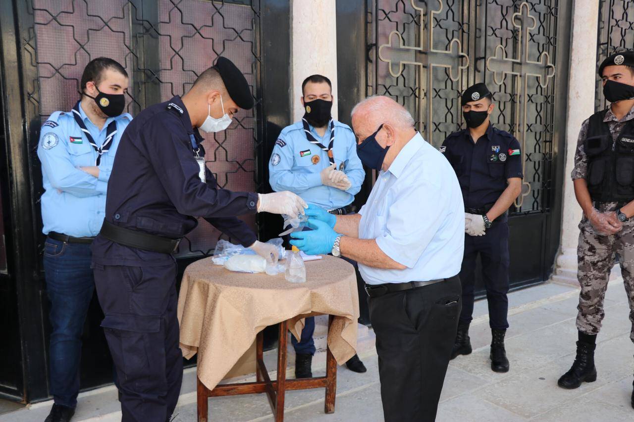 الامن العام يساهم في تنظيم وتسهيل وصول المصلين من الاخوة المسيحيين للكنائس .. صور