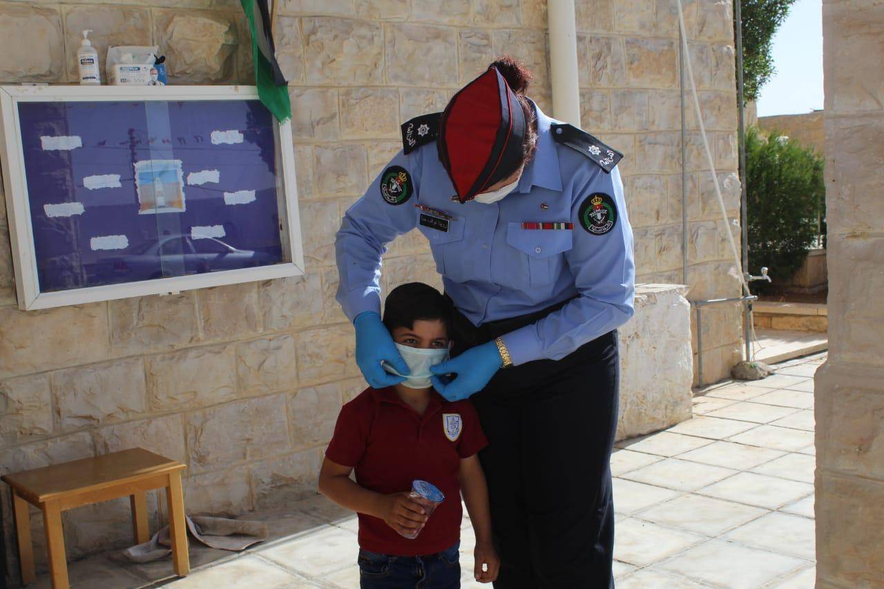 الامن العام يساهم في تنظيم وتسهيل وصول المصلين من الاخوة المسيحيين للكنائس .. صور