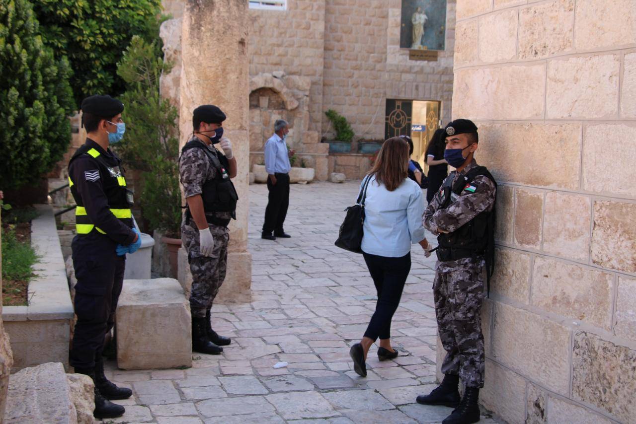 الامن العام يساهم في تنظيم وتسهيل وصول المصلين من الاخوة المسيحيين للكنائس .. صور