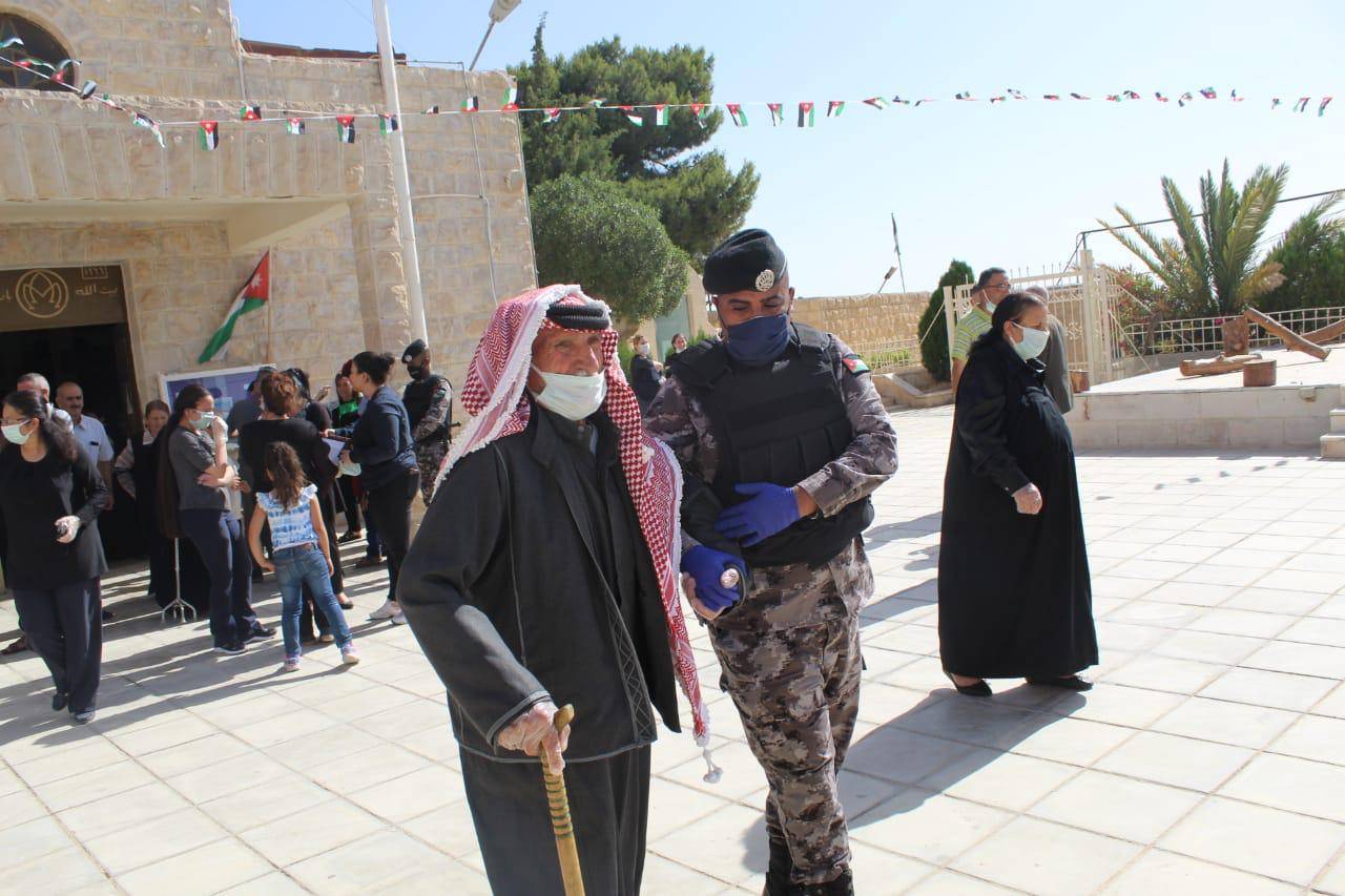 الامن العام يساهم في تنظيم وتسهيل وصول المصلين من الاخوة المسيحيين للكنائس .. صور