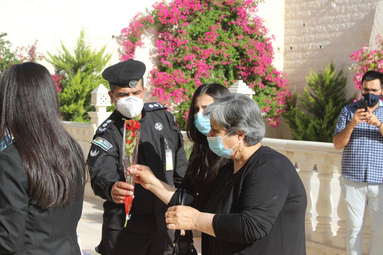 الامن العام يساهم في تنظيم وتسهيل وصول المصلين من الاخوة المسيحيين للكنائس .. صور