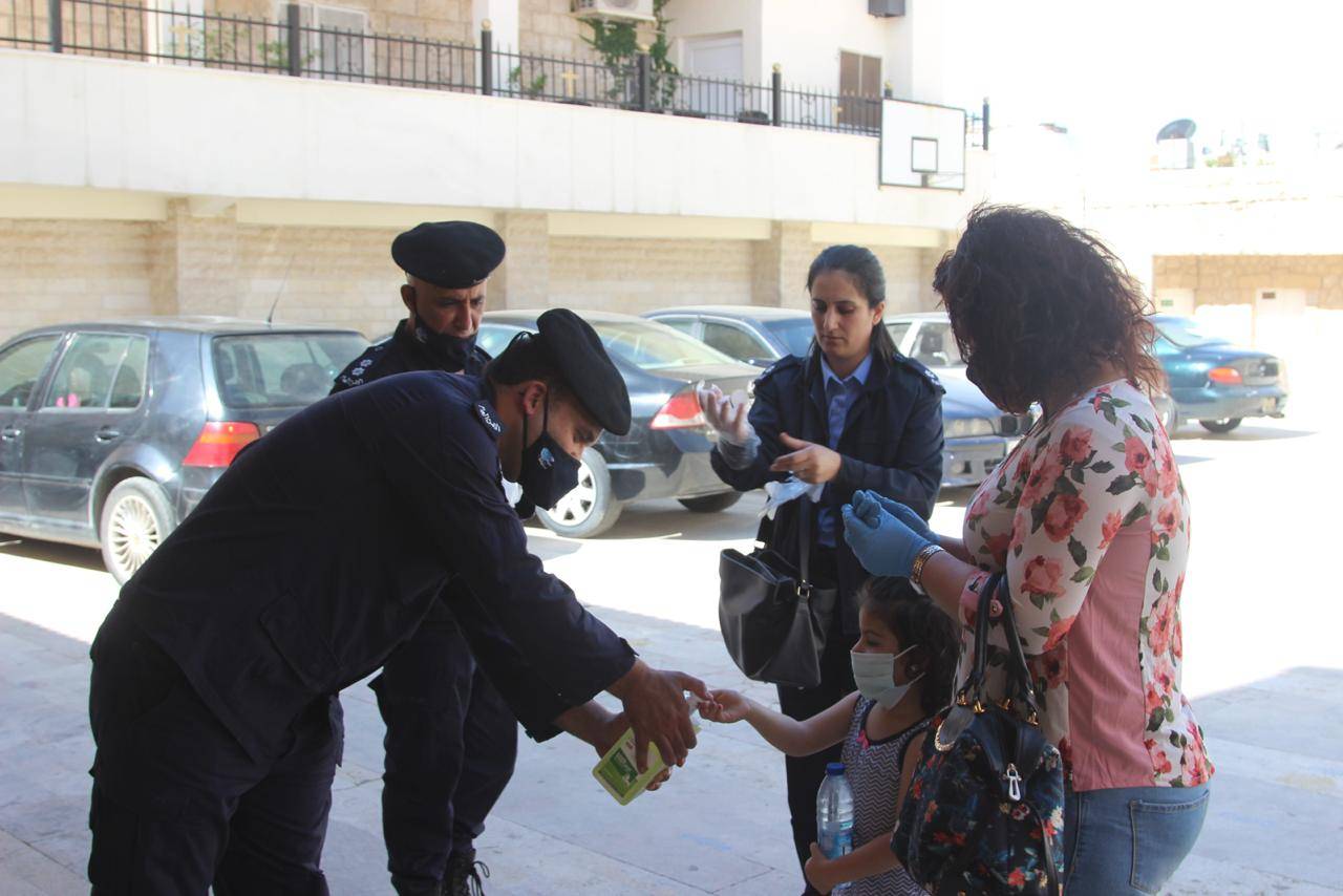 الامن العام يساهم في تنظيم وتسهيل وصول المصلين من الاخوة المسيحيين للكنائس .. صور