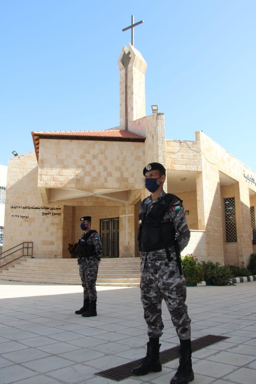 الامن العام يساهم في تنظيم وتسهيل وصول المصلين من الاخوة المسيحيين للكنائس .. صور