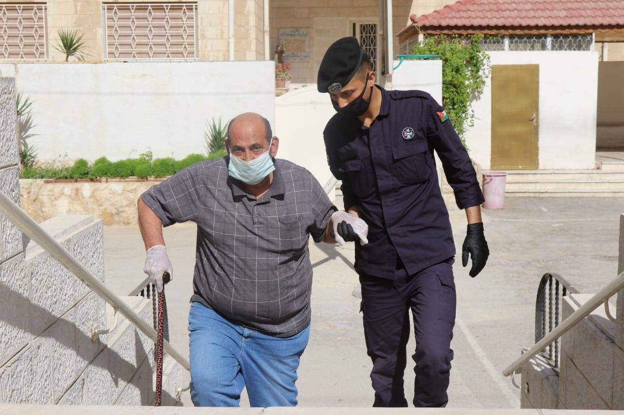 الامن العام يساهم في تنظيم وتسهيل وصول المصلين من الاخوة المسيحيين للكنائس .. صور