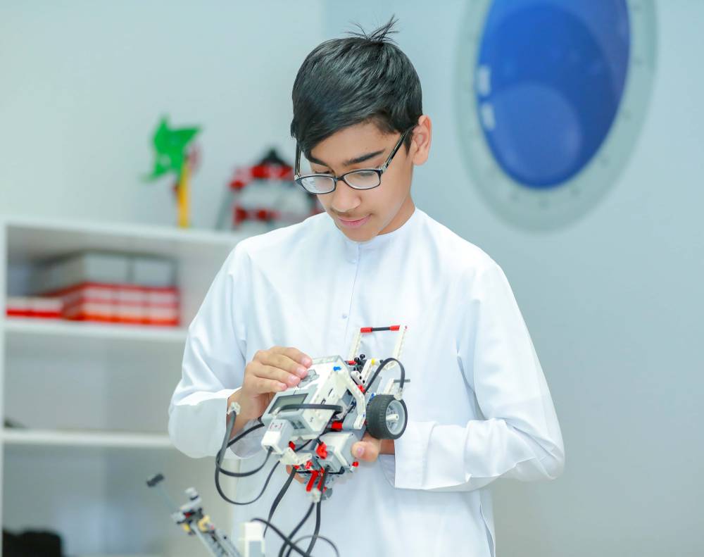 ناشئة الشارقة تنظم عدداً من البرامج الافتراضية المنوّعة  لتنمية مهارات منتسبيها