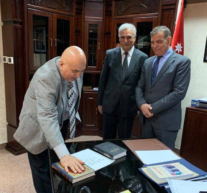 عدد من اطباء الاختصاص يؤدون القسم القانوني امام وزير الصحة