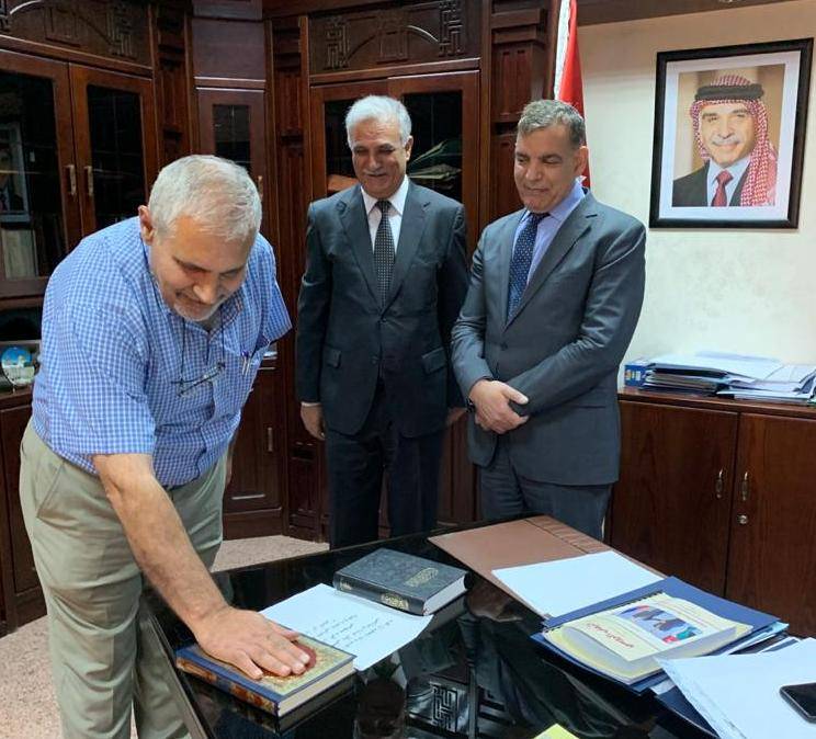 عدد من اطباء الاختصاص يؤدون القسم القانوني امام وزير الصحة