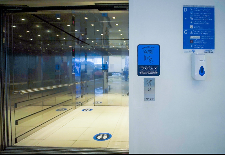 مطارات أبوظبي توفر أنظمة تحكم لاتلامسية بالمصاعد في مطار أبوظبي الدولي لتوفير بيئة خالية من كورونا