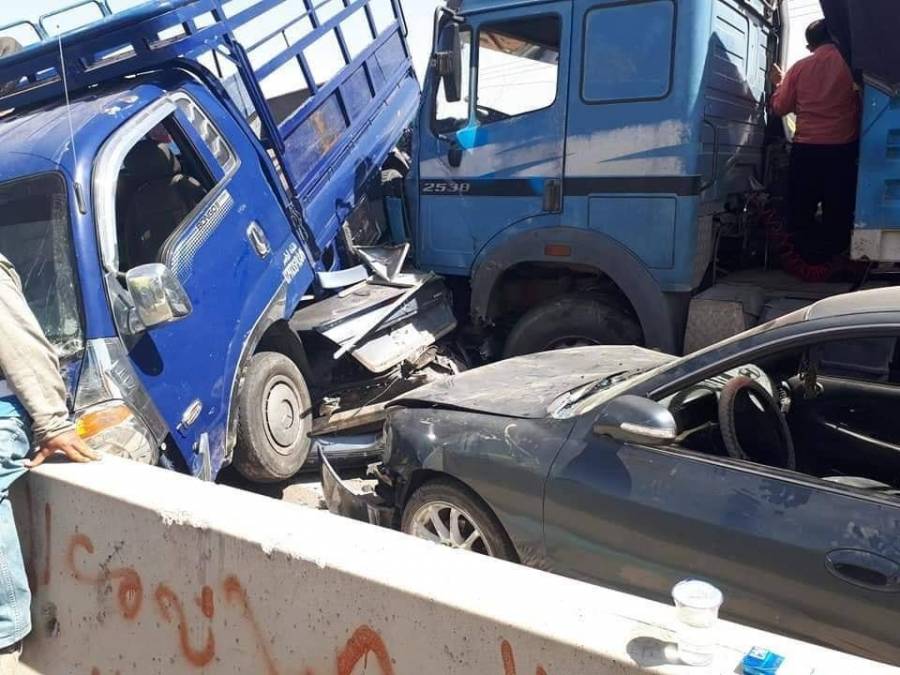 ثلاث وفيات و 20 إصابة إثر حادث تصادم بين 8 مركبات على الطريق الصحراوي