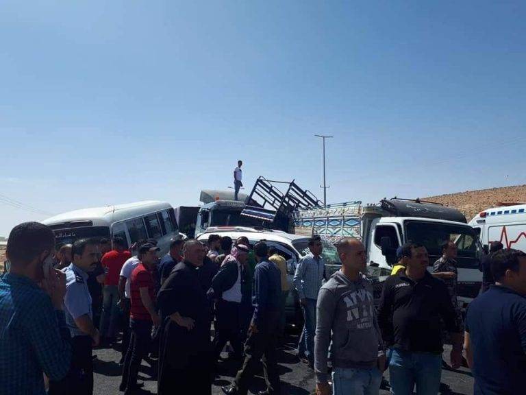 ثلاث وفيات و 20 إصابة إثر حادث تصادم بين 8 مركبات على الطريق الصحراوي
