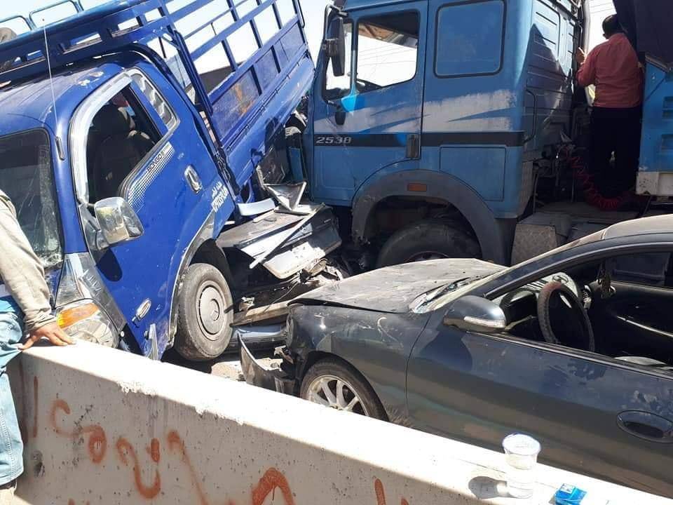 ثلاث وفيات و 20 إصابة إثر حادث تصادم بين 8 مركبات على الطريق الصحراوي