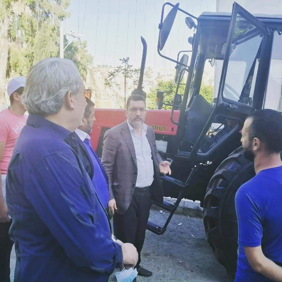 بلدية السلط تتقبل تراكتور إهداء عن روح الحاج امين النابلسي  