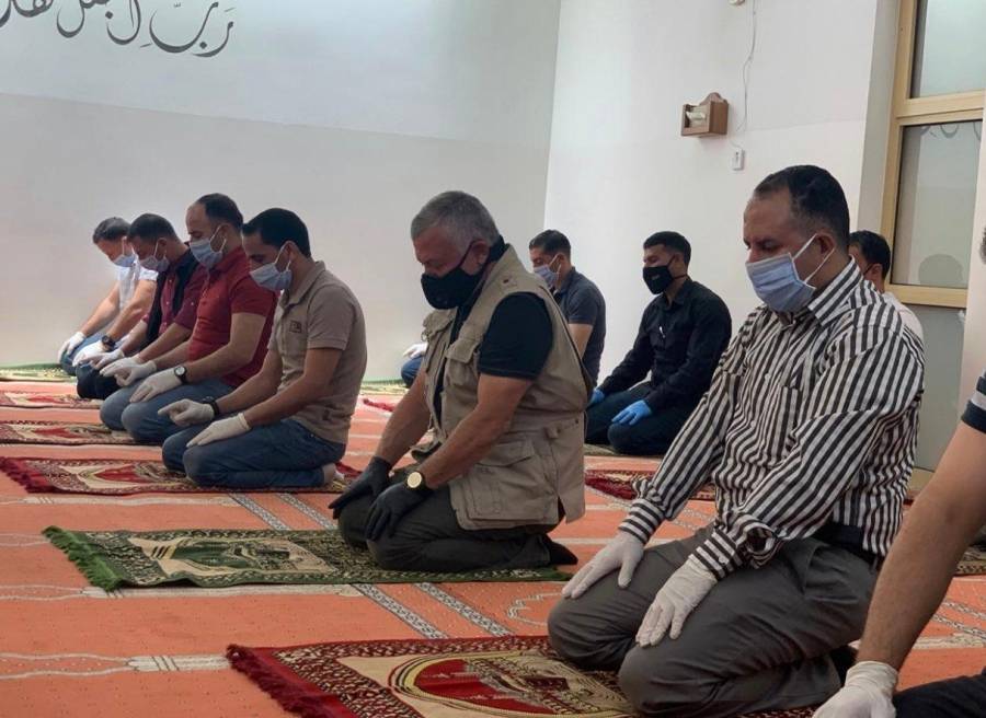 الملك يشارك جموع المصلين أداء صلاة الجمعة .. صور