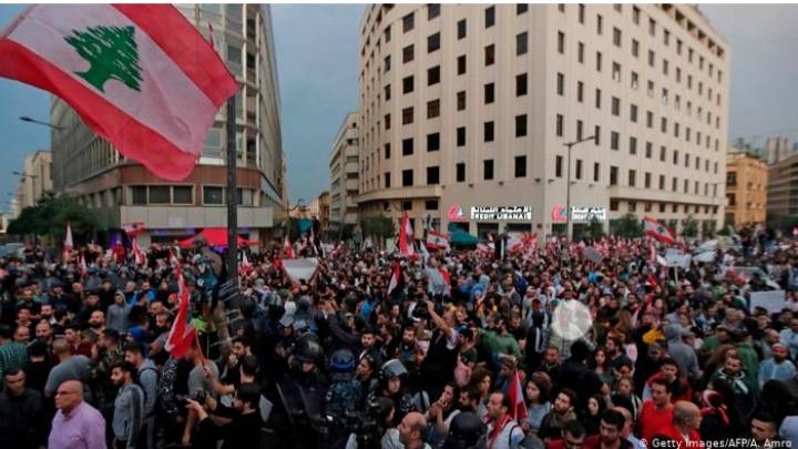استمرار التحركات الشعبية الاحتجاجية وقطع الطرق في لبنان