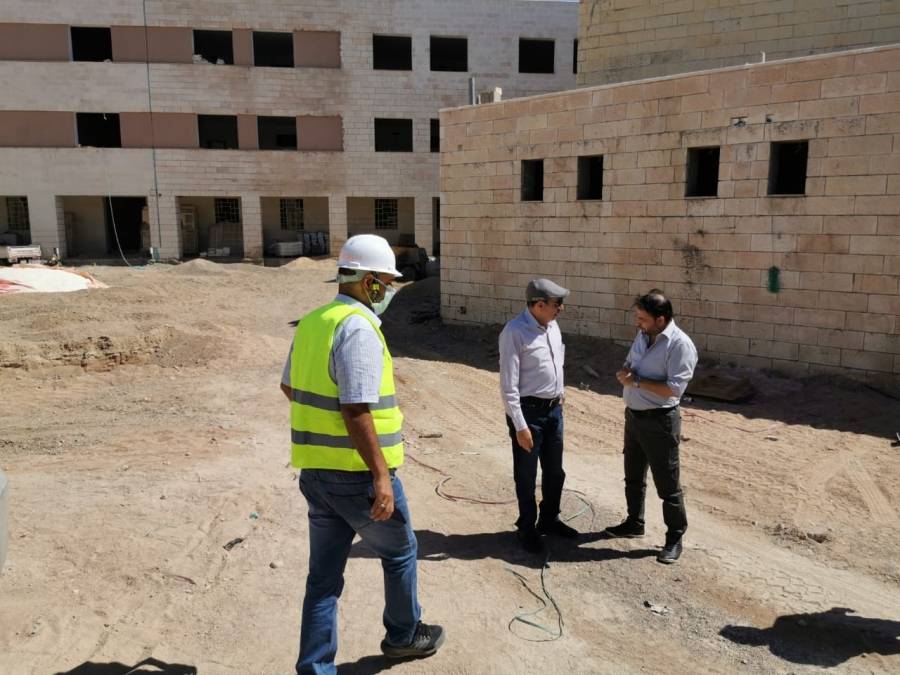 وزير الأشغال العامة والإسكان يتفقد عددا من المشاريع في محافظة العقبة