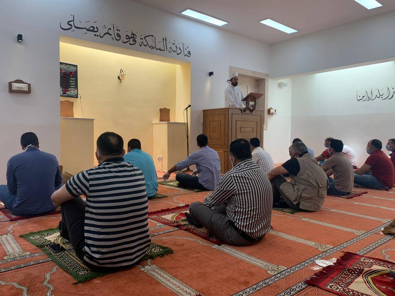 الملك يشارك جموع المصلين أداء صلاة الجمعة .. صور 