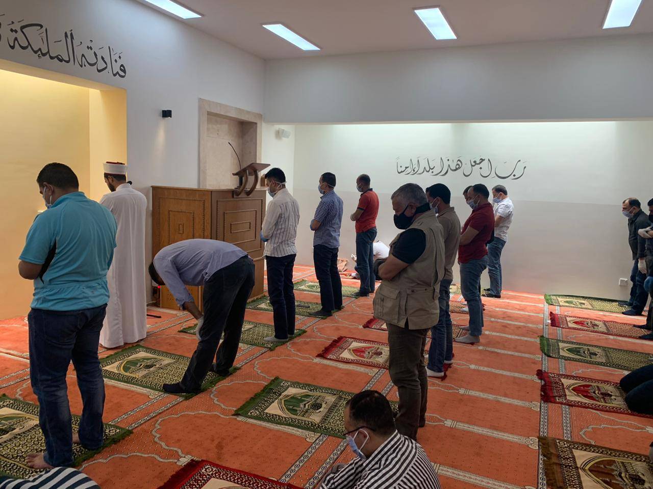 الملك يشارك جموع المصلين أداء صلاة الجمعة .. صور 