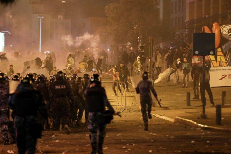 بيروت : وقوع جرحى إثر مواجهات ليلية بين المحتجين وقوى الامن