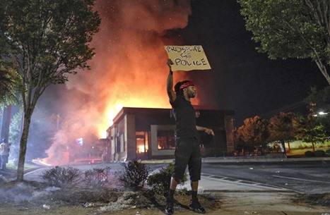 استقالة رئيسة شرطة بلدية أتلانتا الأمريكية بعد مقتل رجل أسود برصاص الشرطة