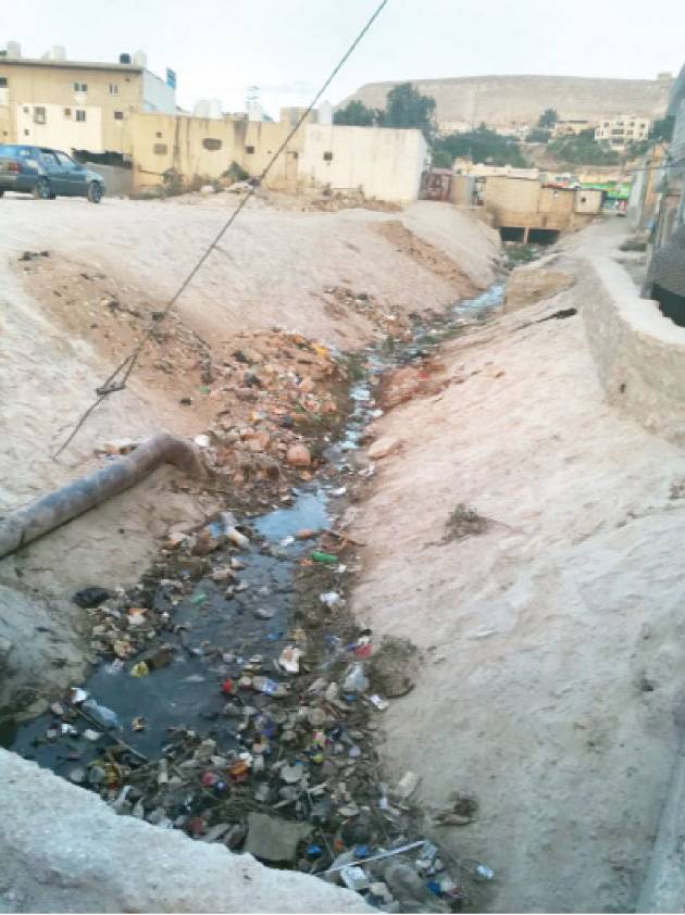 شكاوى من تسرب مياه عادمة من الحفر الامتصاصية امام منازل اسكان بلدة المشارع