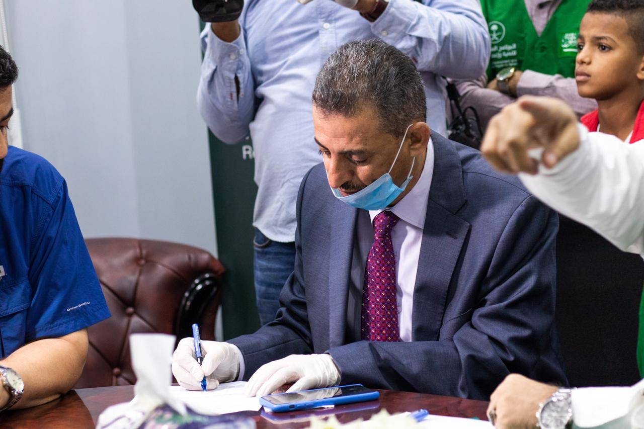 البرنامج السعودي لتنمية وإعمار اليمن يبدأ تإهيل ورصف طرقات عدن