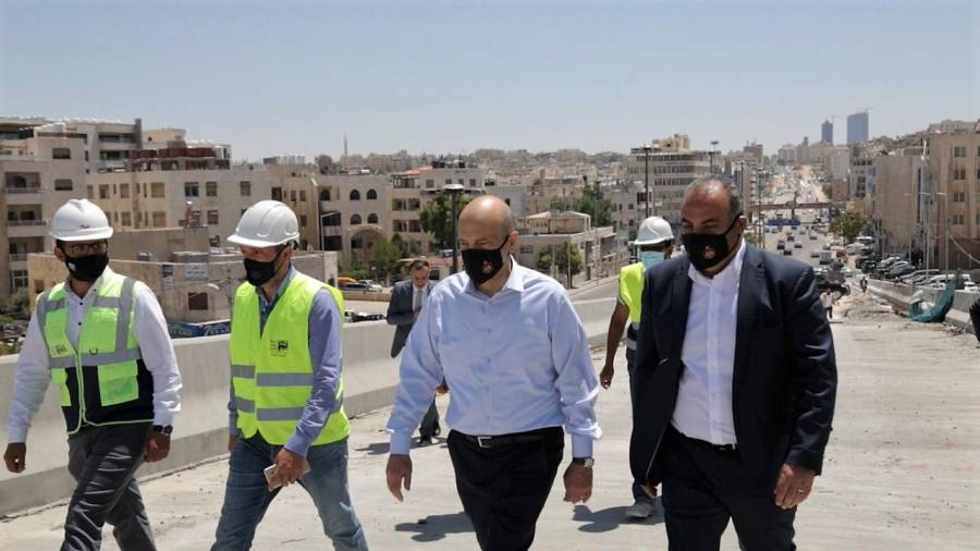 رئيس الوزراء الدكتور عمر الرزاز يتفقد إحدى محطات مشروع الباص السريع