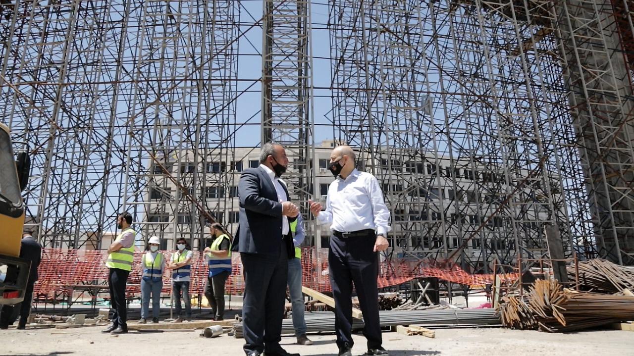 رئيس الوزراء الدكتور عمر الرزاز يتفقد إحدى محطات مشروع الباص السريع