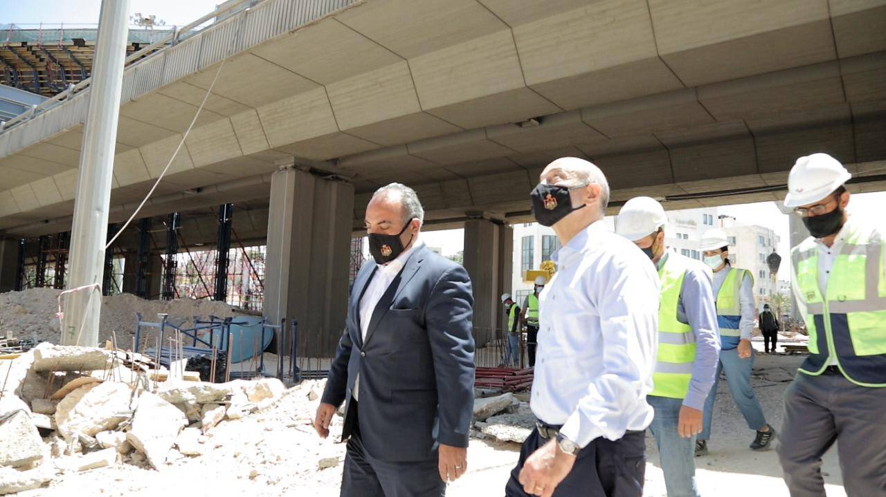 رئيس الوزراء الدكتور عمر الرزاز يتفقد إحدى محطات مشروع الباص السريع