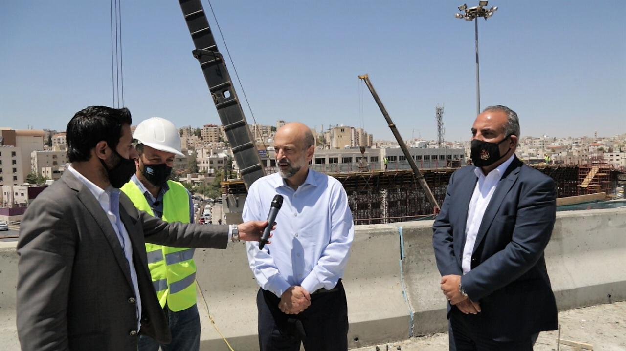 رئيس الوزراء الدكتور عمر الرزاز يتفقد إحدى محطات مشروع الباص السريع