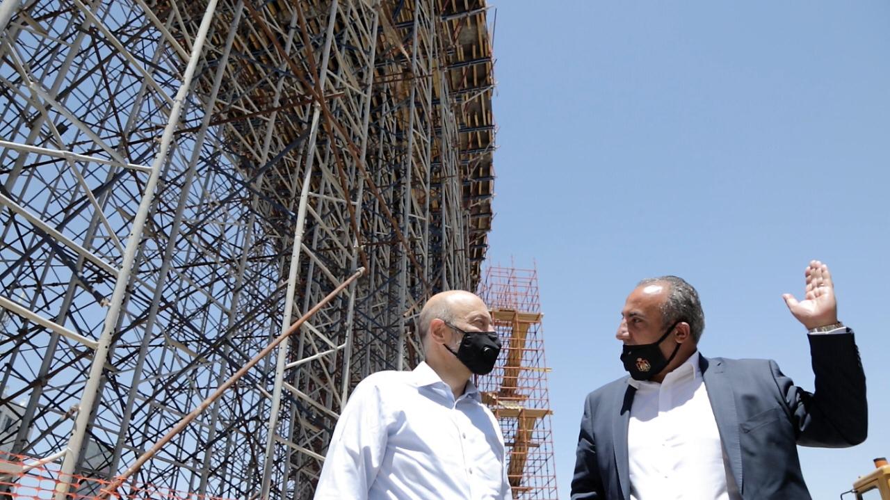 رئيس الوزراء الدكتور عمر الرزاز يتفقد إحدى محطات مشروع الباص السريع