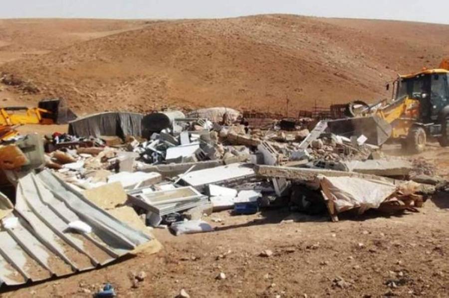 قوات الاحتلال تهدم خيمتين سكنيتين جنوب الخليل