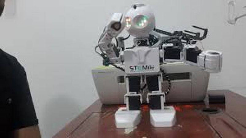 طالبة أردنية تفوز بمسابقة روبوتي يتكلم العربية الفصحى