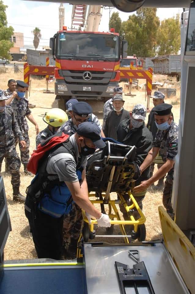 الدفاع المدني يقدم كافة الإمكانات المتاحة لنقل سيدة مريضة إلى المستشفى في إربد