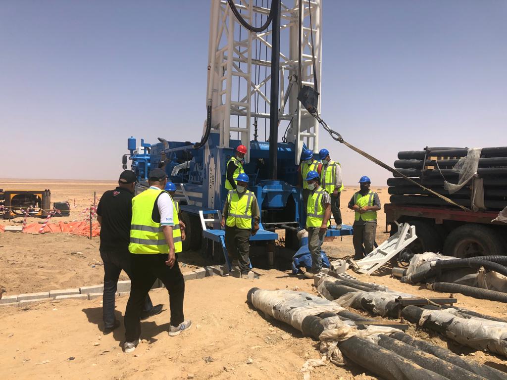 وزير المياه والري يتفقد عمليات حفر ابار المشاريع الريادية في المدورة والبادية