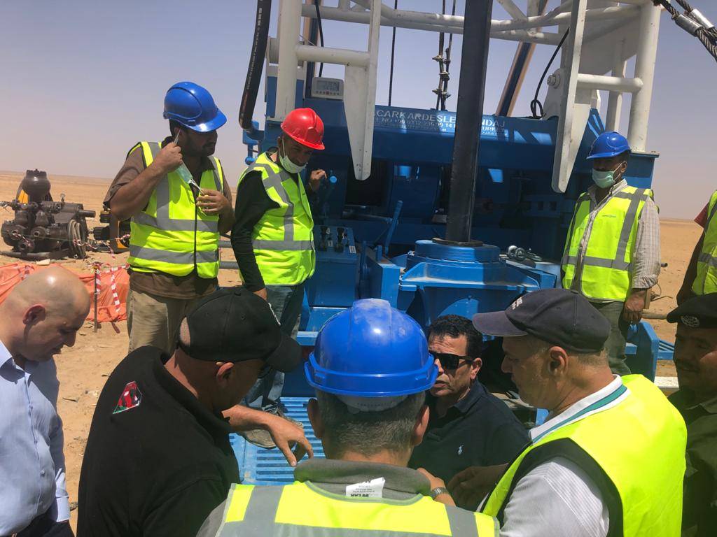 وزير المياه والري يتفقد عمليات حفر ابار المشاريع الريادية في المدورة والبادية