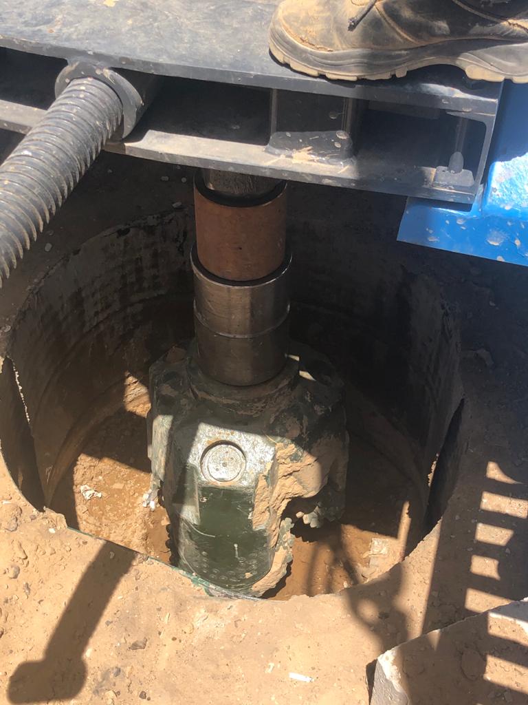 وزير المياه والري يتفقد عمليات حفر ابار المشاريع الريادية في المدورة والبادية