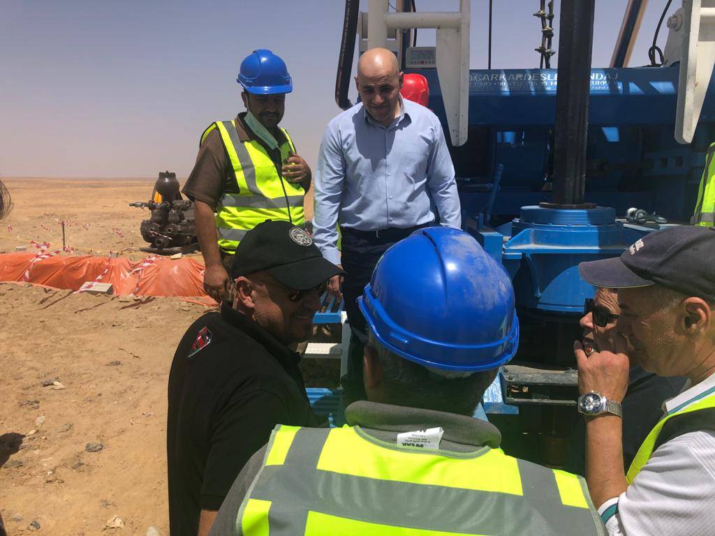 وزير المياه والري يتفقد عمليات حفر ابار المشاريع الريادية في المدورة والبادية