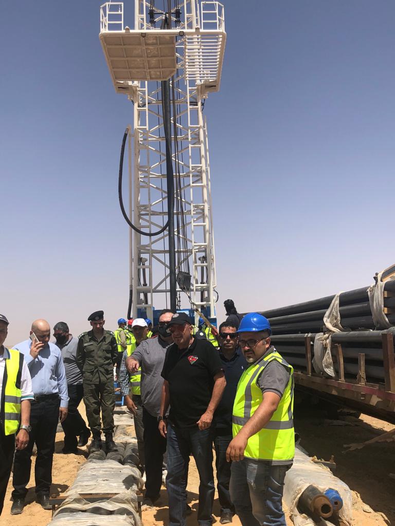وزير المياه والري يتفقد عمليات حفر ابار المشاريع الريادية في المدورة والبادية