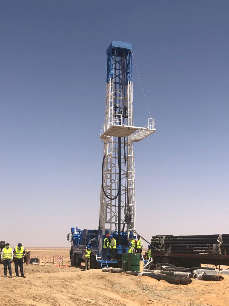 وزير المياه والري يتفقد عمليات حفر ابار المشاريع الريادية في المدورة والبادية