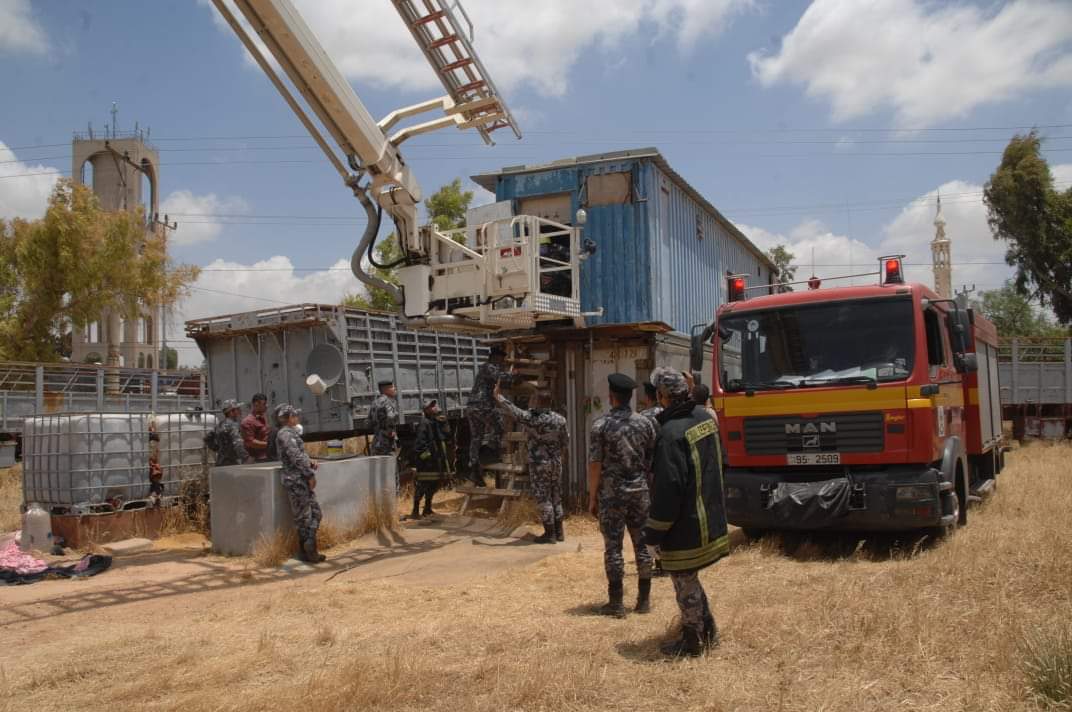 الدفاع المدني يقدم كافة الإمكانات المتاحة لنقل سيدة مريضة إلى المستشفى في إربد 