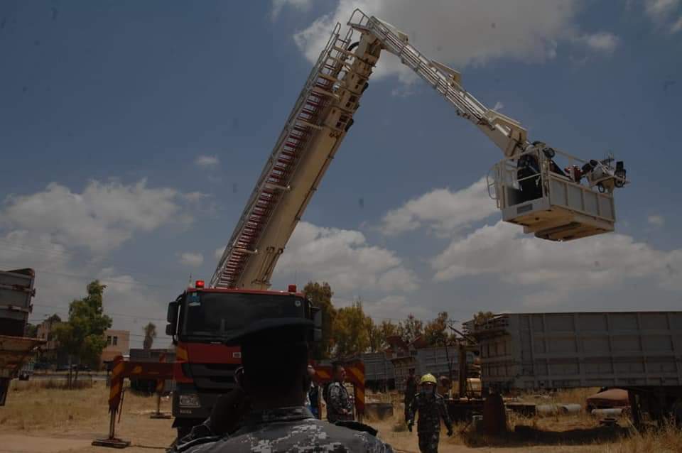 الدفاع المدني يقدم كافة الإمكانات المتاحة لنقل سيدة مريضة إلى المستشفى في إربد 