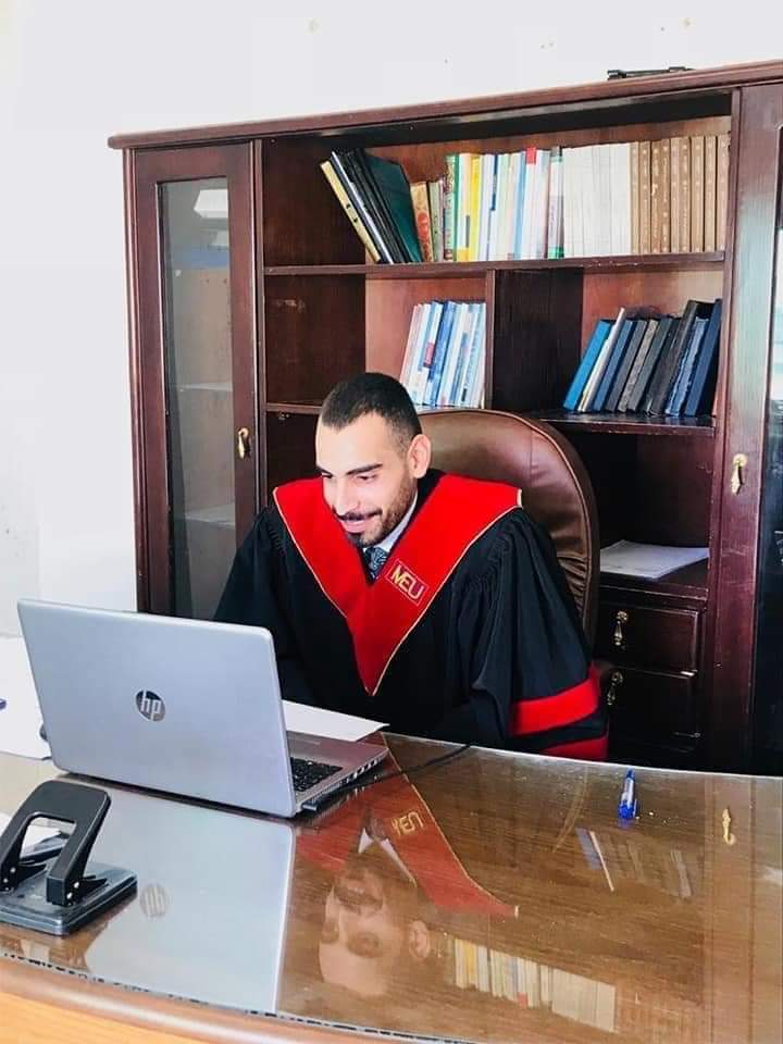 الزميلة اسيل الحنيطي تهنئ الأستاذ جعفر المناصير بحصوله على درجة الماجستير