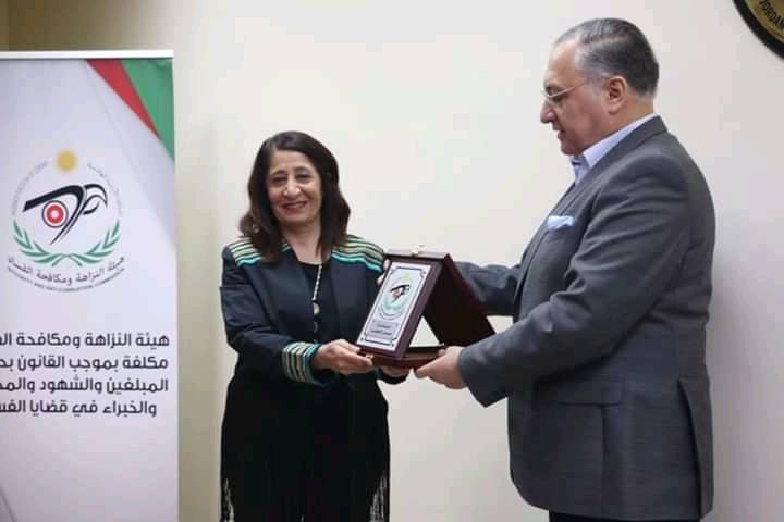 رئيس النزاهة ومكافحة الفساد يكرم المستشارة ميسون الخطيب
