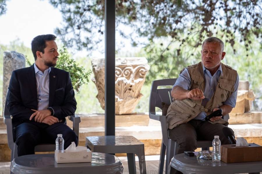 جلالة الملك يلتقي و بحضور ولي العهد رؤساء أقسام الإدارة الملكية لحماية البيئة والسياحة، بموقع جبل نيبو،