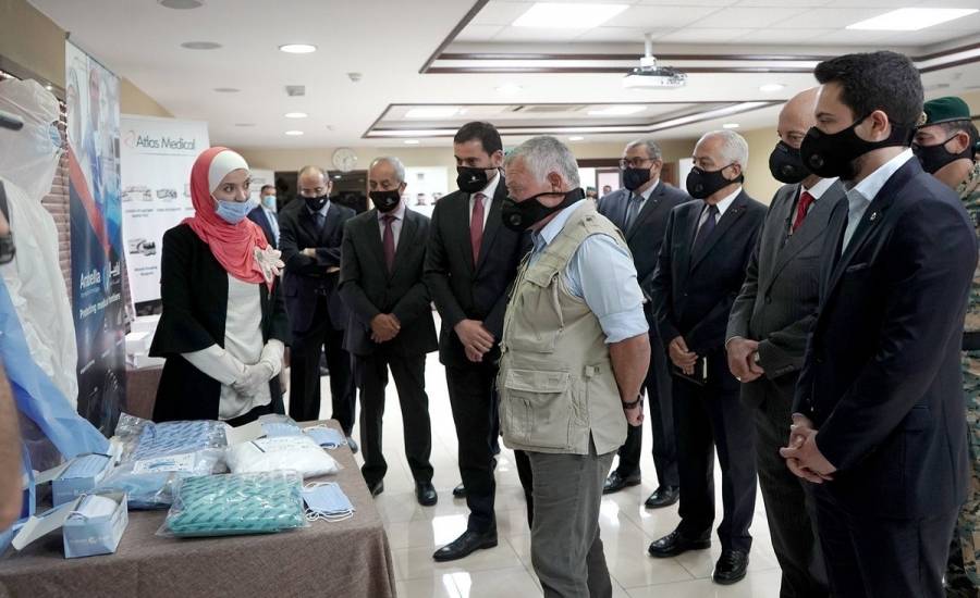 الملك يؤكد أهمية توجيه البحث العلمي وربط الجامعات ومراكز البحث بتطوير الصناعات المحلية.