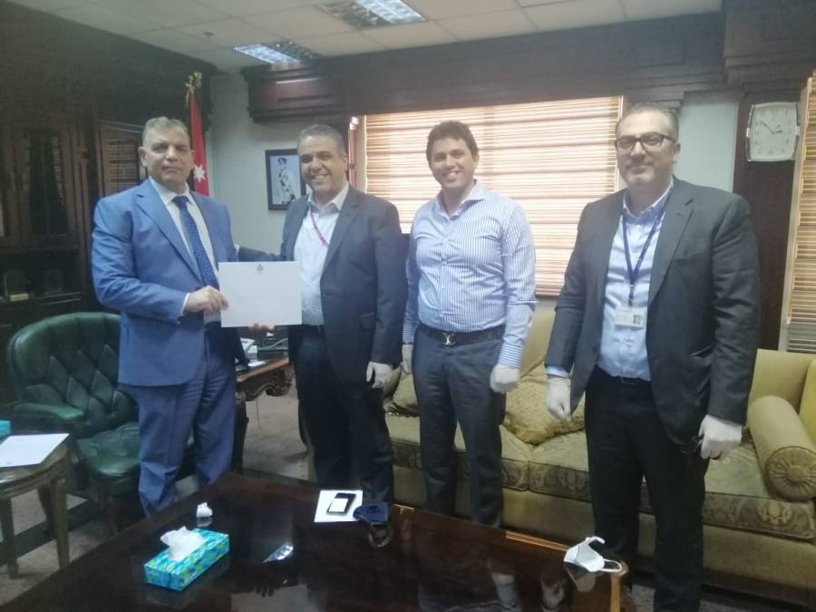 جابر يسلم طلبا رسميا لممثلي شركة استرا زينيكا لمتابعة ضمان حصول الاردن على مطعوم فيروس كورونا