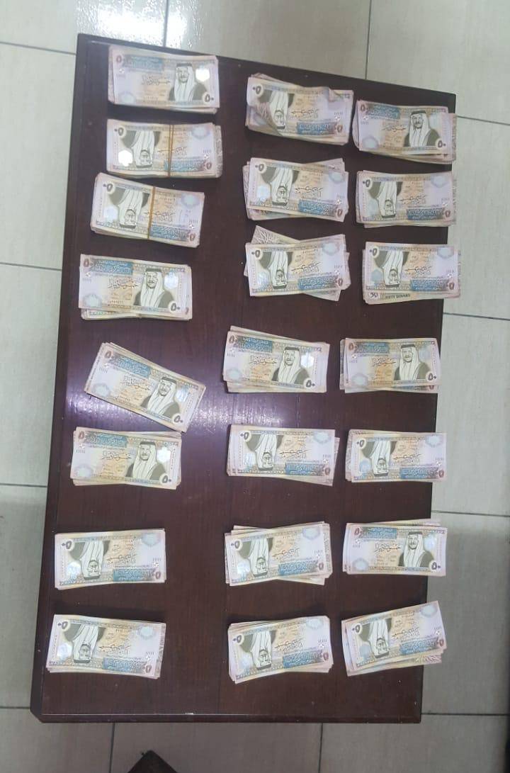 البحث الجنائي يعيد مبلغ 23 الف دينار سرقت من داخل مركبة ويلقي القبض على السارق