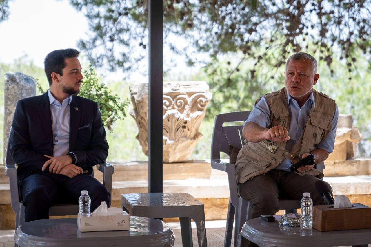 جلالة الملك يلتقي و بحضور ولي العهد رؤساء أقسام الإدارة الملكية لحماية البيئة والسياحة، بموقع جبل نيبو،