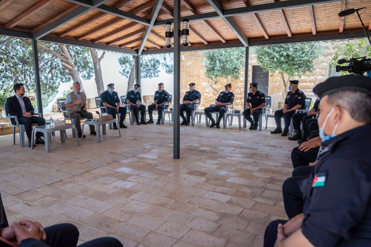 جلالة الملك يلتقي و بحضور ولي العهد رؤساء أقسام الإدارة الملكية لحماية البيئة والسياحة، بموقع جبل نيبو،